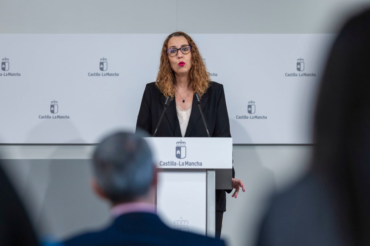 La consejera de Igualdad, Sara Simón, presenta en una rueda de prensa la campaña institucional del Gobierno de Castilla-La Mancha por el 8 de marzo, Día Internacional de las Mujeres, este jueves en Toledo. EFE/Ángeles Visdómine