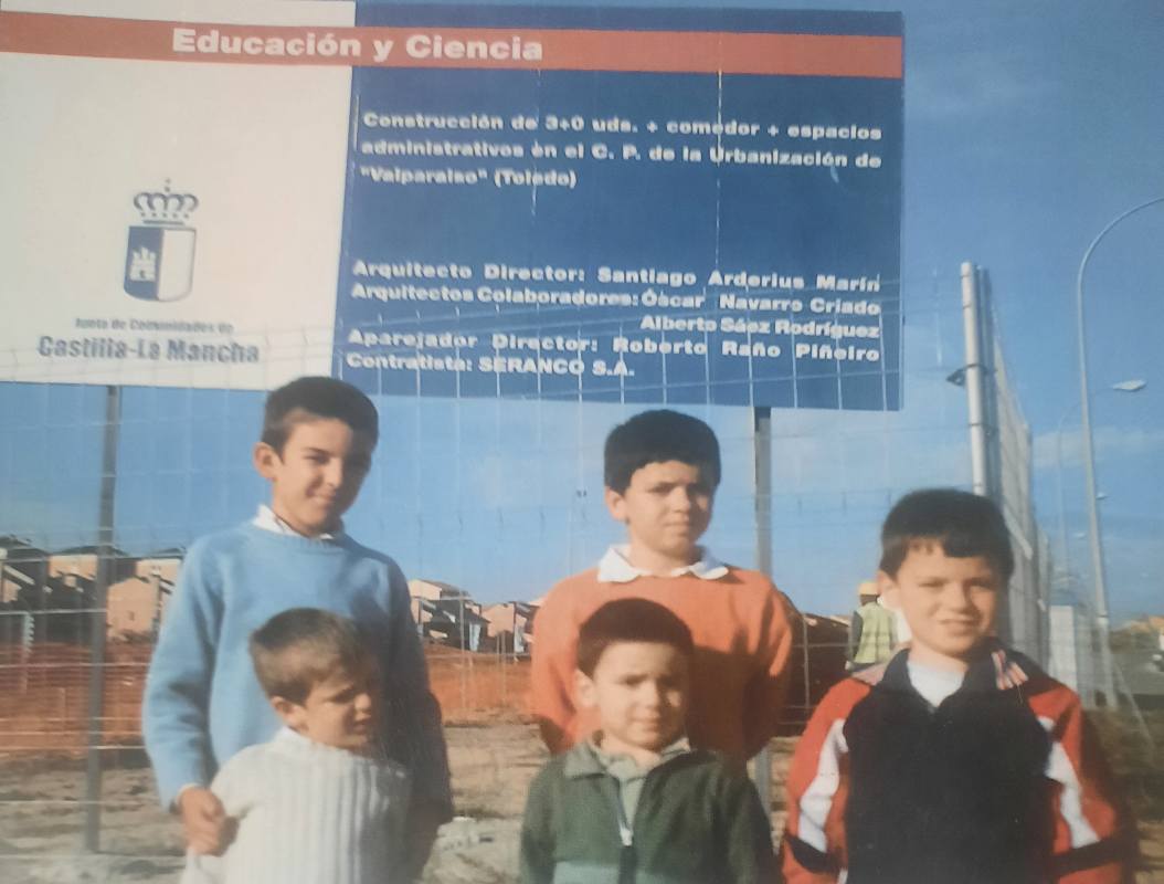 Anuncio de construcción del colegio, publicado en la revista Azud.