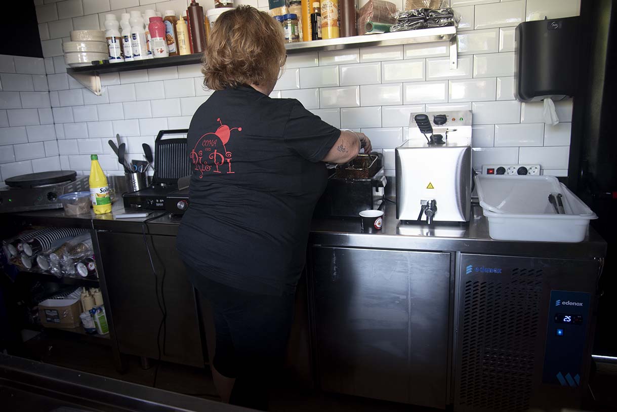 Foto de una mujer durante su jornada laboral.