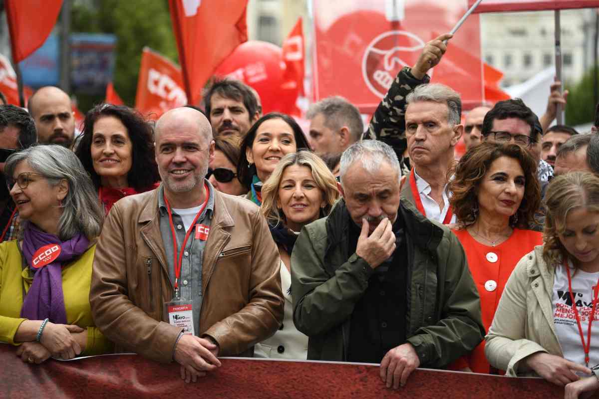 Imagen de archivo del secretario general de CCOO, Unai Sordo (i) y el secretario general de UGT, Pepe Álvarez (c).