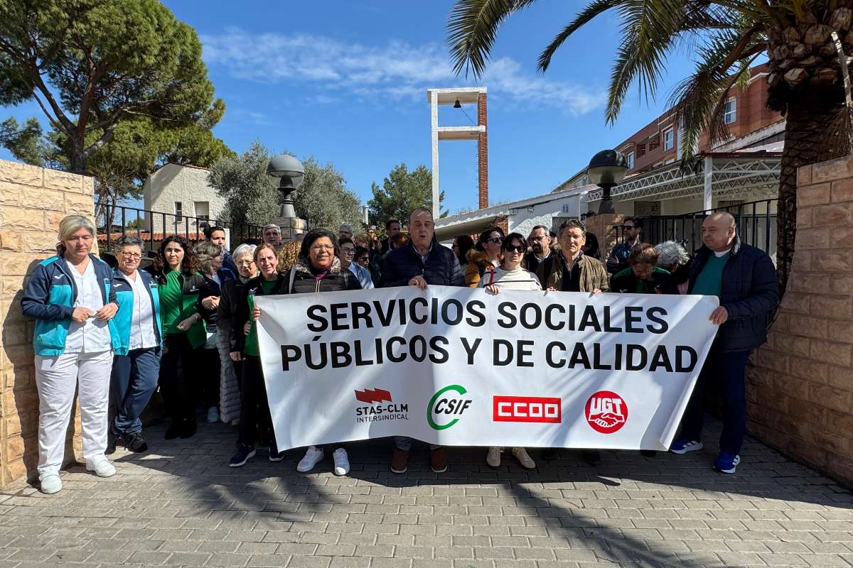 Concentración de trabajadores a las puertas de la Ciudad de Matrimonios Ancianos de Ciudad Real