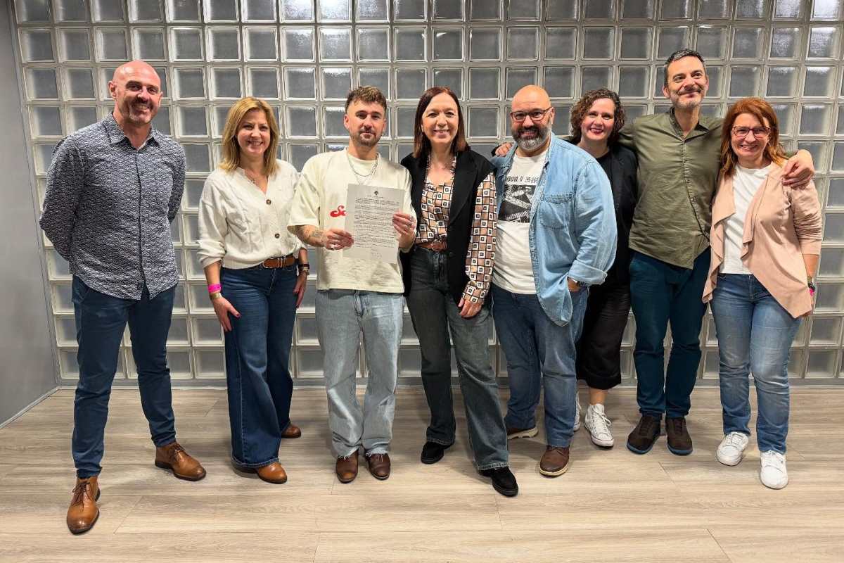 Dani Fernández junto a la alcaldesa de Alcázar y otros miembros del equipo de Gobierno tras su concierto en Madrid