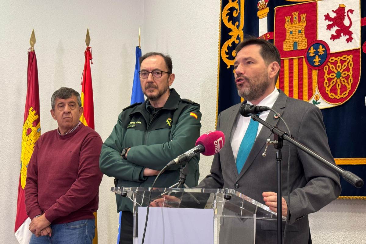 El subdelegado del Gobierno acompañado del jefe de la Comandancia de la Guardia Civil y del alcalde de El Torno