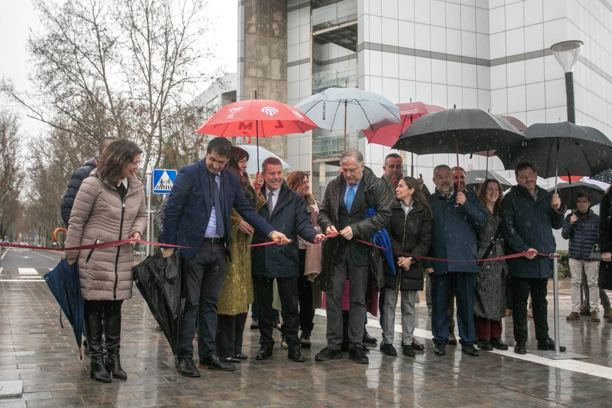 García-Page ha sido el encargado de inaugurar la avenida Camilo José Cela