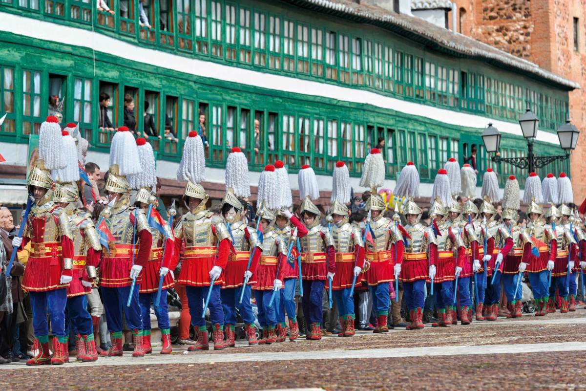 Los 'armaos' en la Plaza Mayor de Almagro durante la Semana Santa