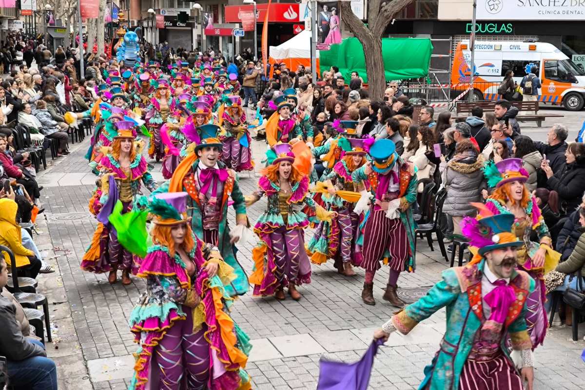 Varios integrantes de 'El Burleta' a su paso por la Plaza del Pilar durante el Domingo de Piñata