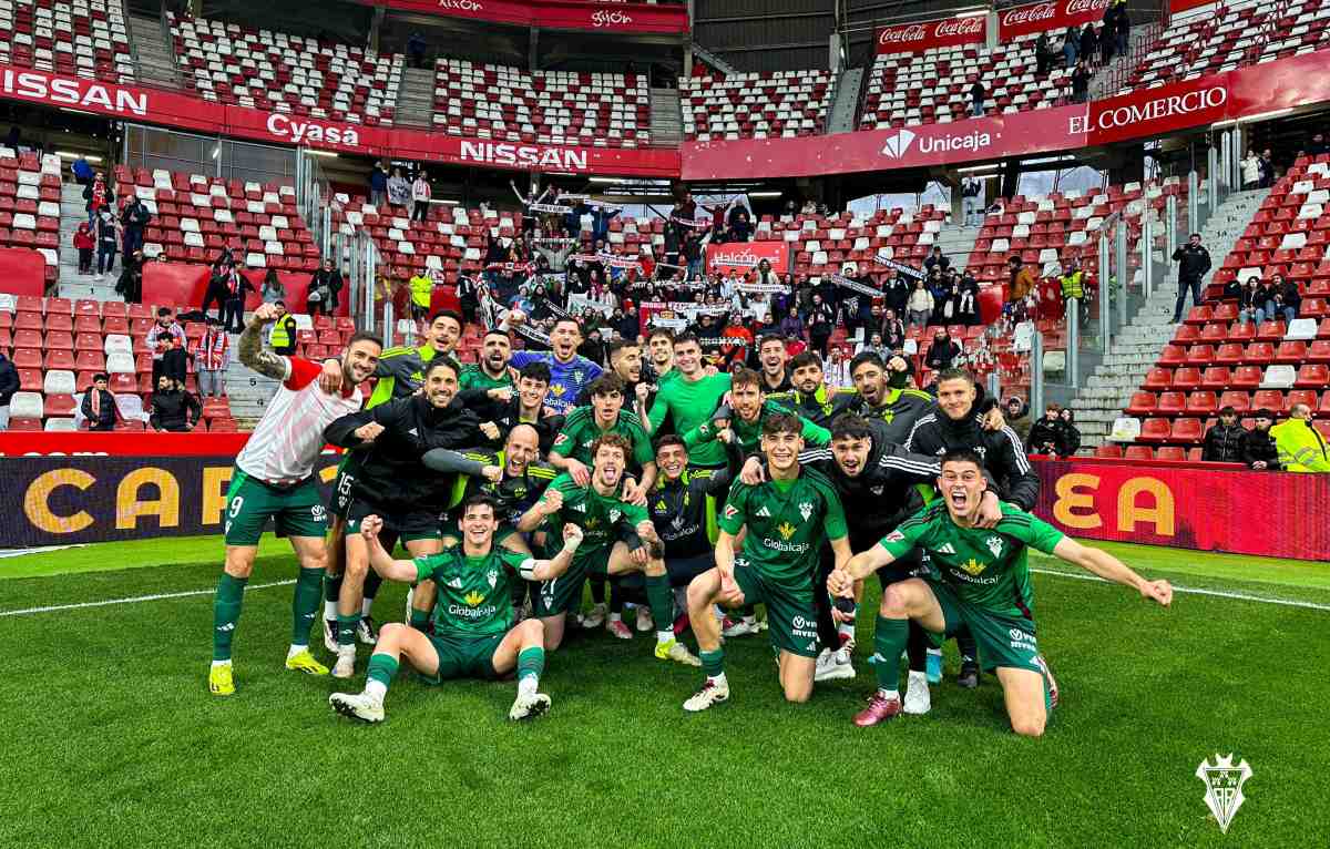 Los jugadores del Albacete Balompié celebran la victoria en El Molinón junto con su afición. Foto: Albacete Balompié.