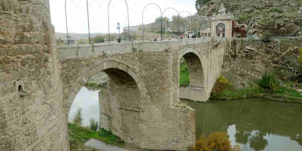 El puente de Alcántara es una de las zonas a evitar por las posibles crecidas del Tajo.