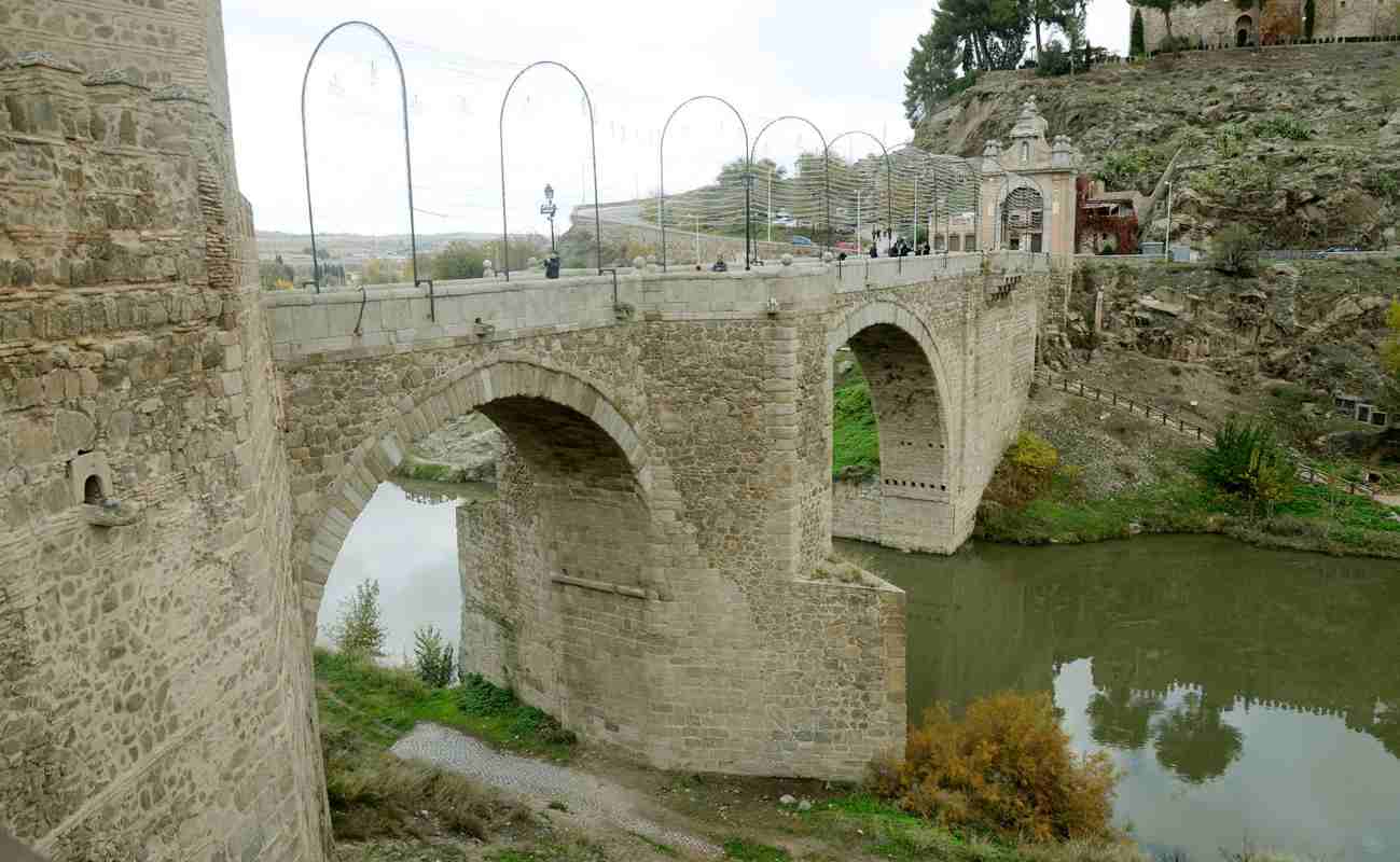 El puente de Alcántara es una de las zonas a evitar por las posibles crecidas del Tajo.