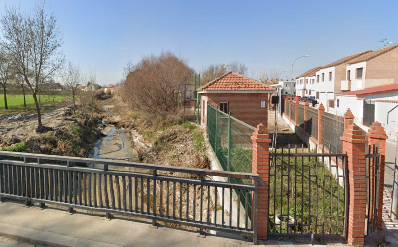 La crecida del arroyo de Cantalgallo ha producido el desalojo de un colegio en la localidad toledana de Arcicóllar