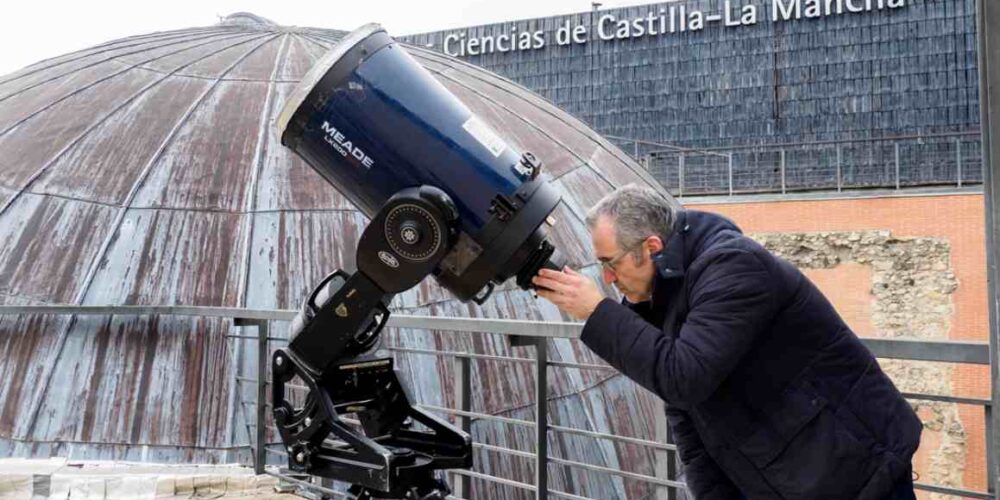 El astrónomo del Museo de las Ciencias de Castilla-La Mancha, José María Sánchez. Imagen: EFE/ Álvaro Del Olmo