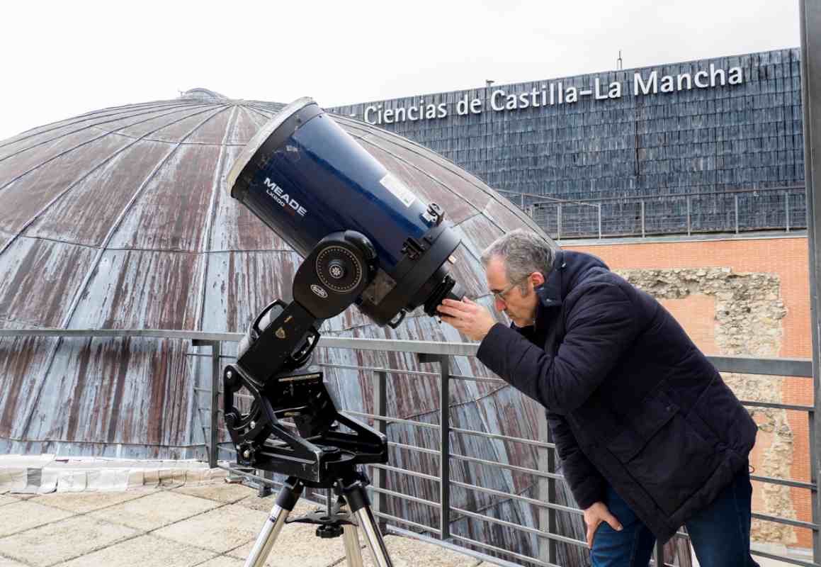 El astrónomo del Museo de las Ciencias de Castilla-La Mancha, José María Sánchez. Imagen: EFE/ Álvaro Del Olmo