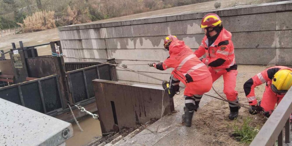 Los Bomberos protegen la barca de pasaje del Tajo, en Toledo.