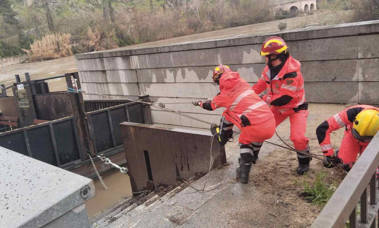 Los Bomberos protegen la barca de pasaje del Tajo, en Toledo.