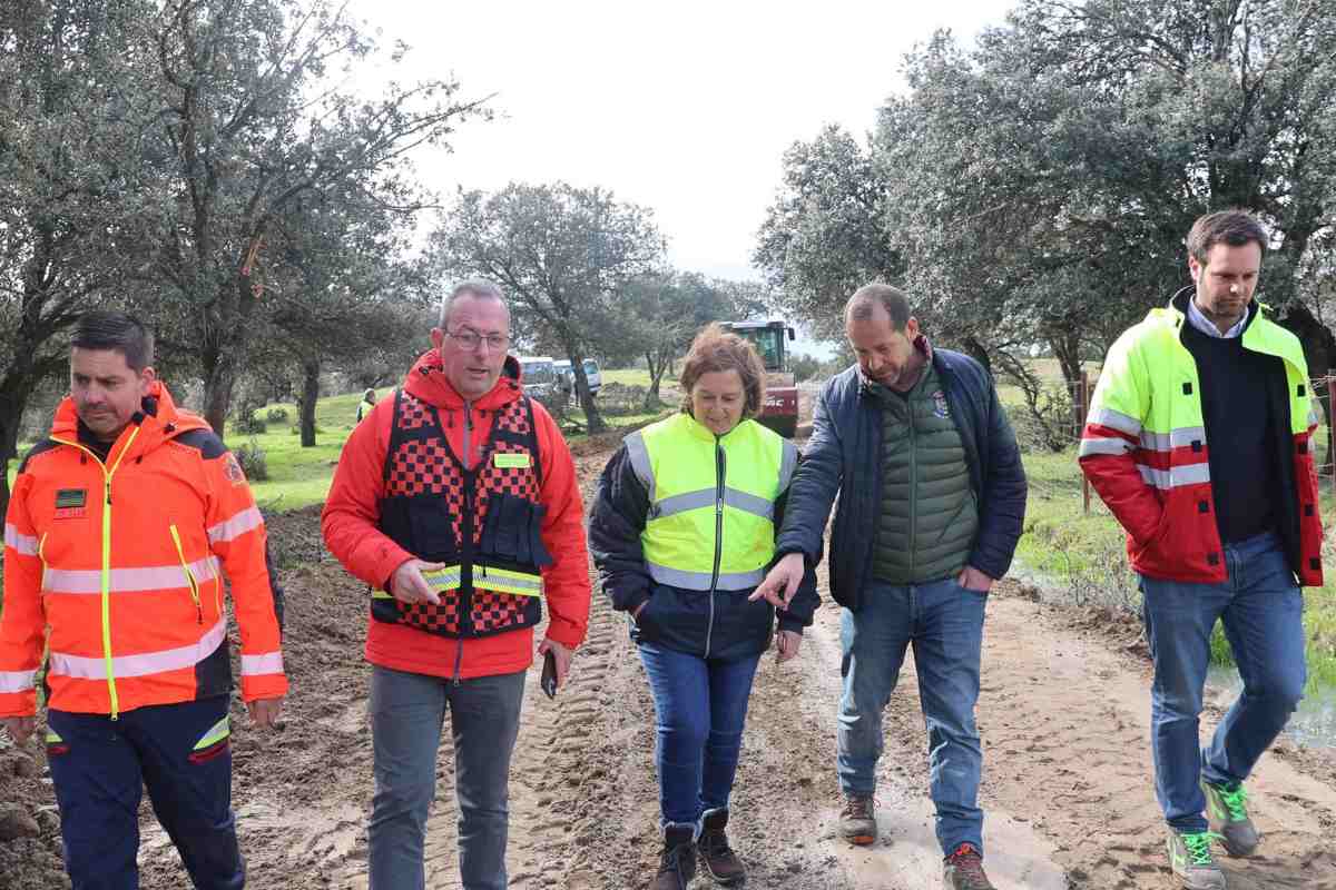 Concepción Cedillo, conversando sobre el terreno con Pedro Fuentes.