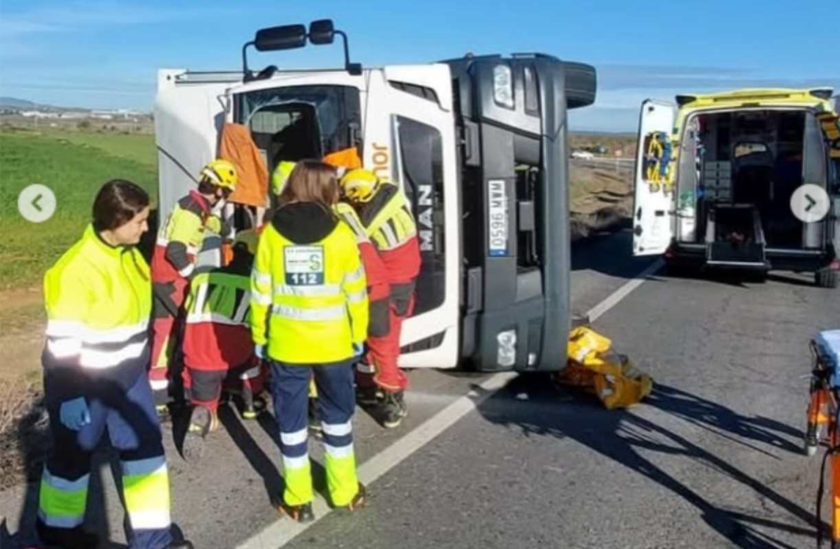 Imagen del vuelco de un camión en Mora (Toledo).