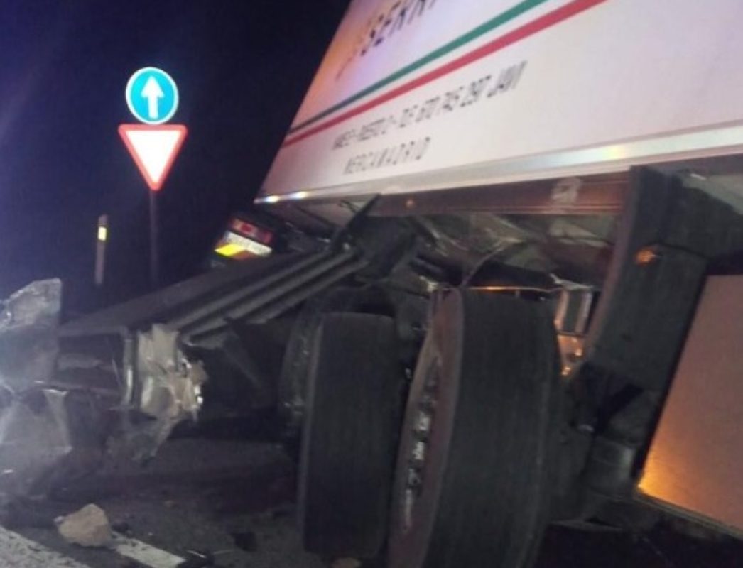 Imagen de cómo quedó el camión tras el accidente. Foto: Cpeis de Toledo.