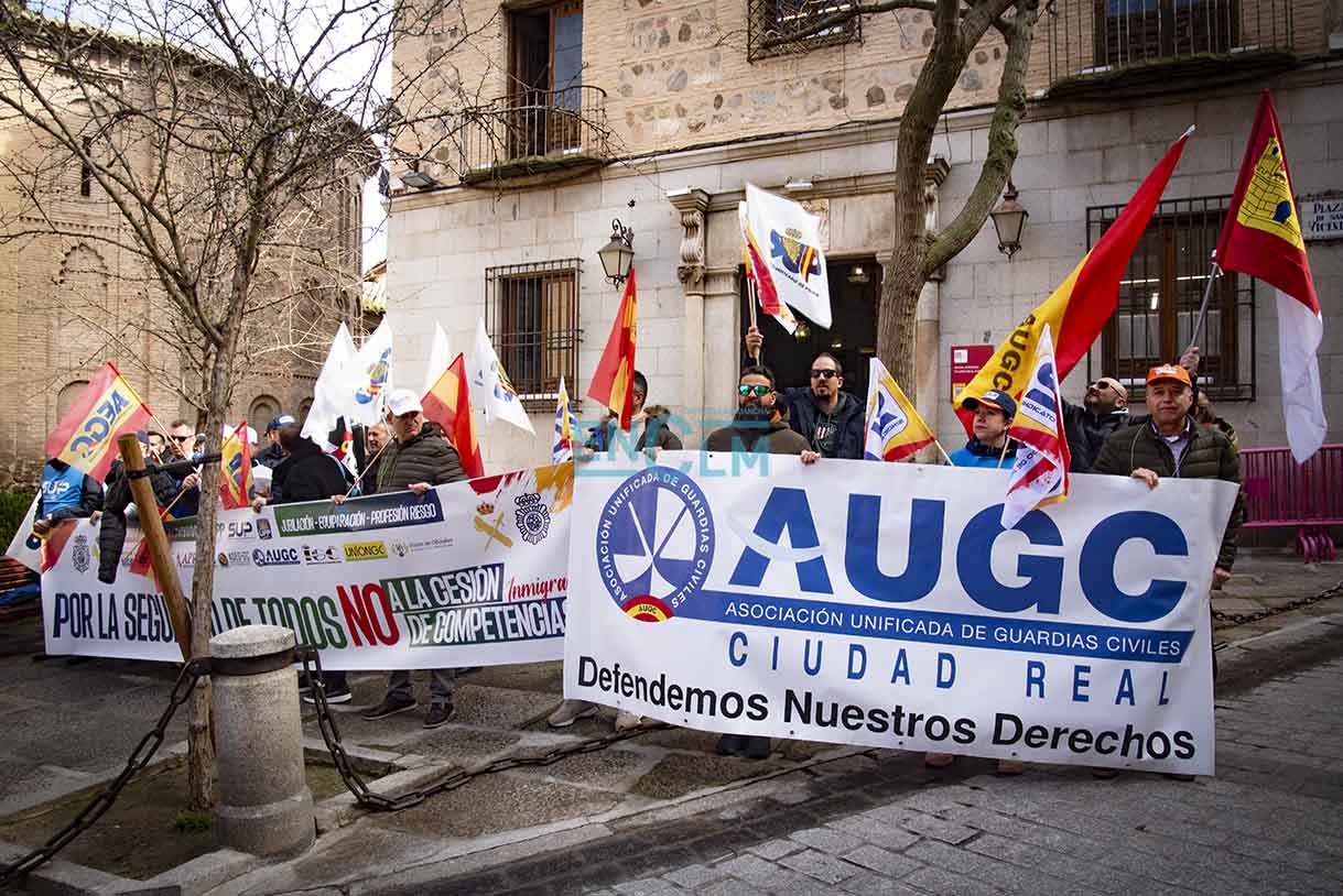 Concentración de policías nacionales y guardias civiles en Toledo, entre otras ciudades. Foto: Rebeca Arango.