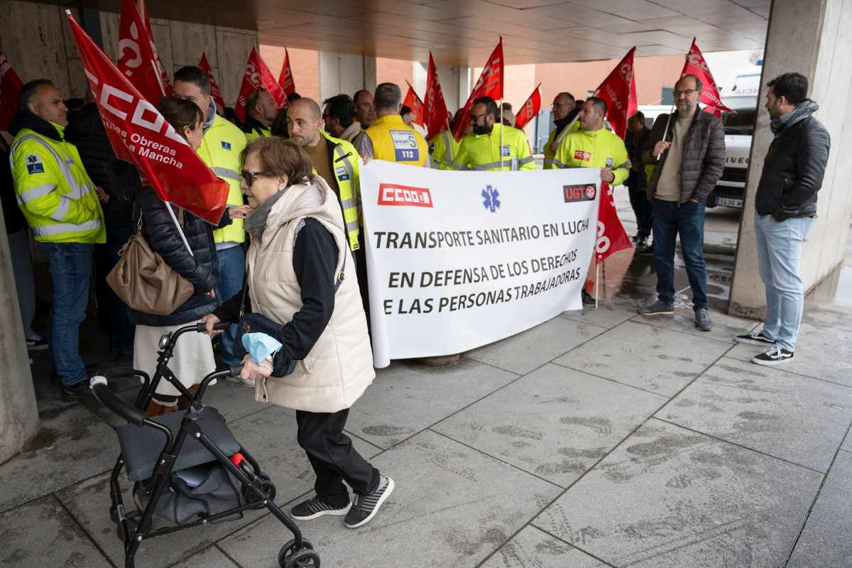 Concentración de los trabajadores del transporte sanitario en Ciudad Real. Foto: EFE/Jesús Monroy.