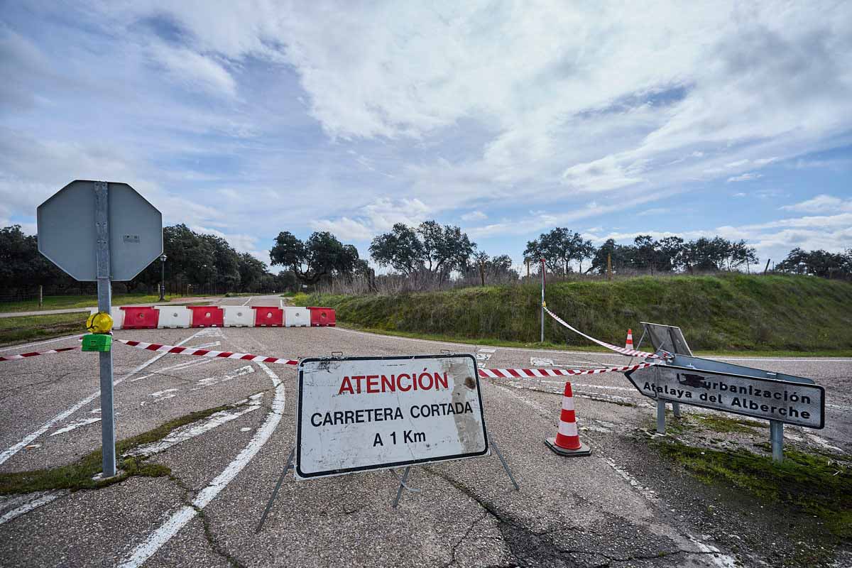 Corte de acceso a una urbanización por la zona del Alberche