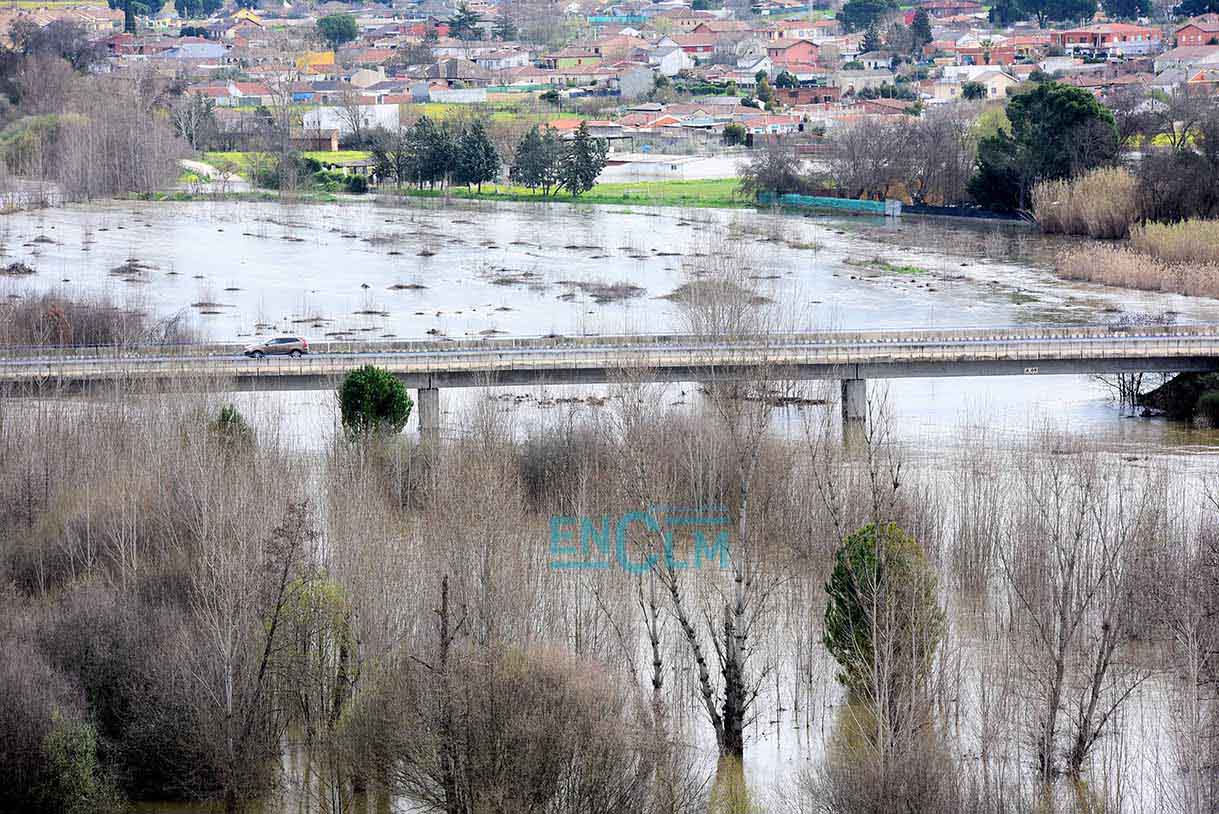 El río Alberche inunda Escalona (Toledo). Foto: Rebeca Arango.