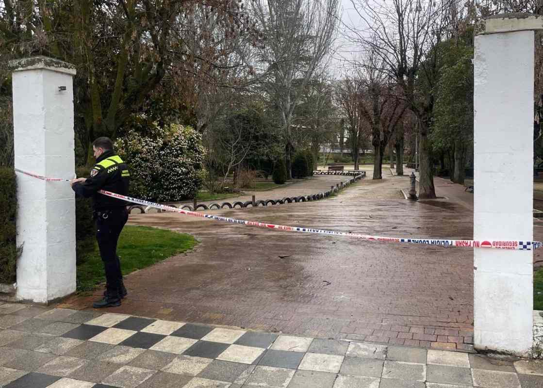 Precintado de uno de los parques de Cuenca.