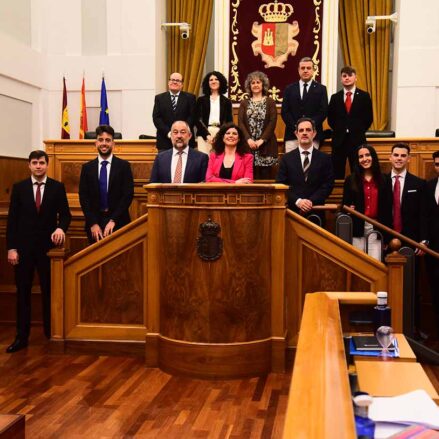 Foto de familia en la final intercampus de la Liga de Debate Universitario de la UCLM. Foto: Rebeca Arango.