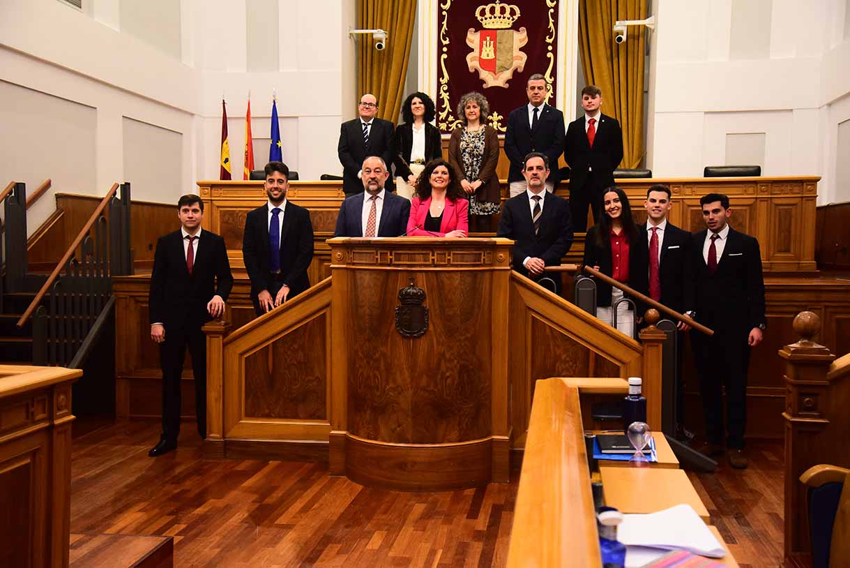 Foto de familia en la final intercampus de la Liga de Debate Universitario de la UCLM. Foto: Rebeca Arango.