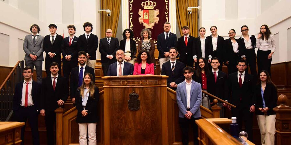 Final de la Liga de Debate de la UCLM en las Cortes de Castilla-La Mancha