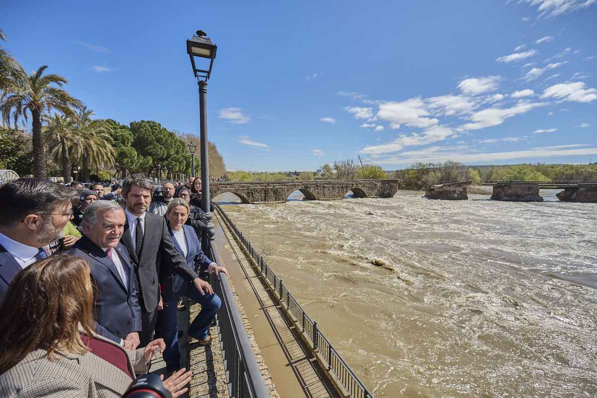 El ministro de Cultura, Ernest Urtasun (3i) durante su visita este lunes al Puente Viejo de Talavera de la Reina (Toledo) EFE/Manu Reino