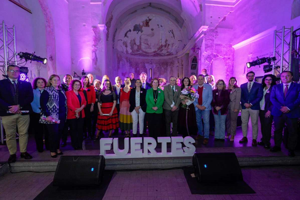 Foto de familia de la gala iniciática del Festival Fuertes celebrado en Talavera.