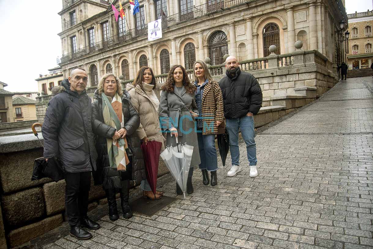 Grupo Municipal Socialista del Ayuntamiento de Toledoo, con la bandera del 8m de fondo