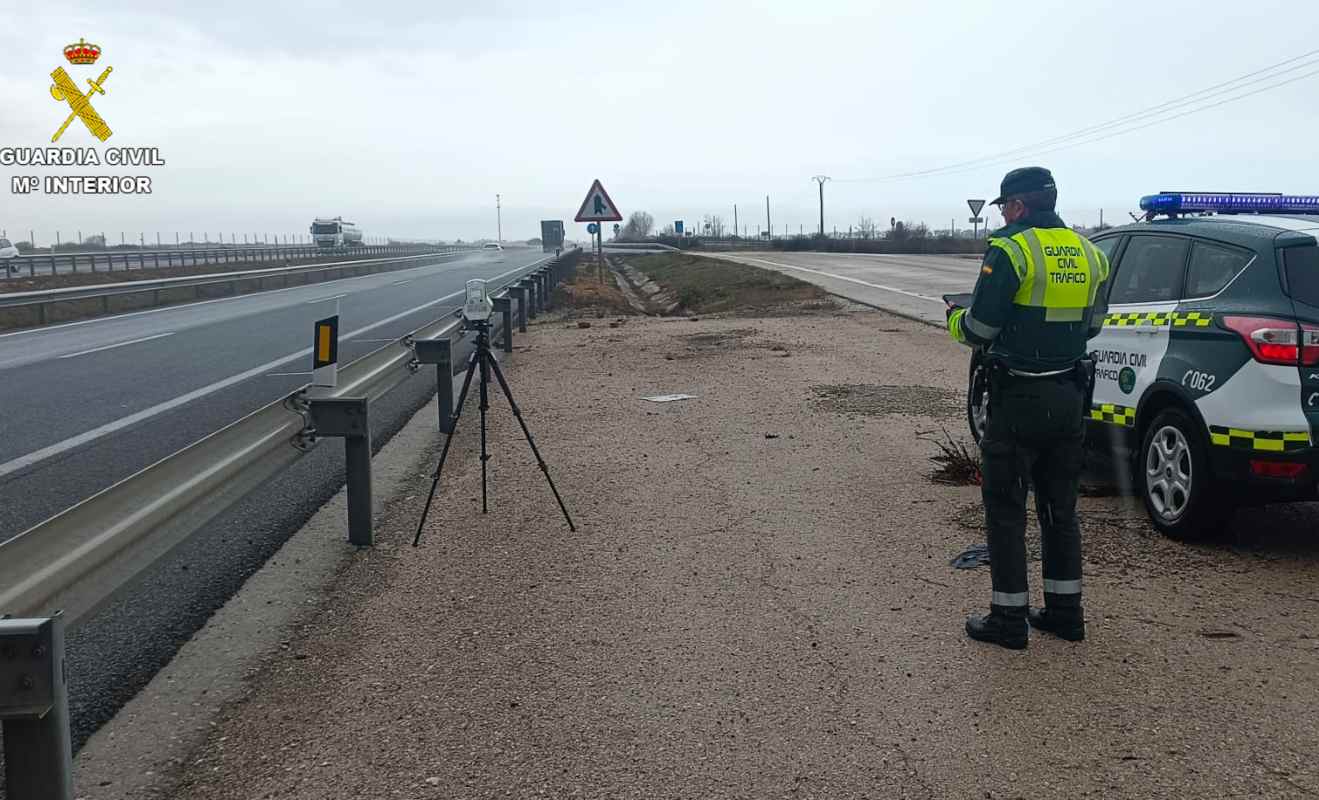 Radar de la Guardia Civil en una autovía de Castilla-La Mancha.