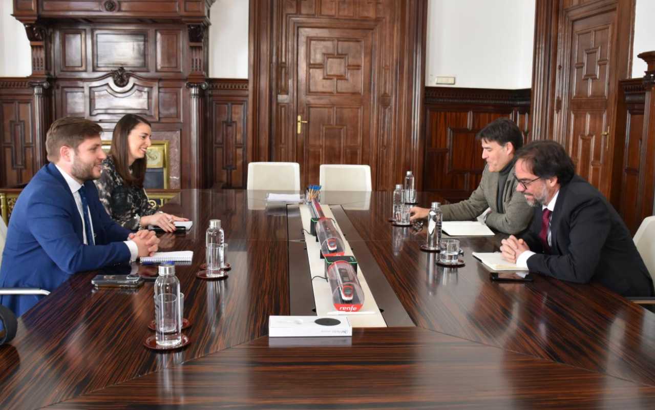 Reunión entre la Consejería de Fomento de Castilla-La Mancha y Renfe.