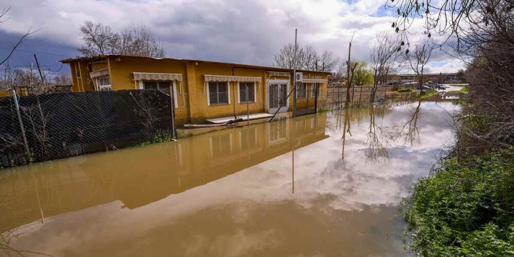 El municipio toledano de Escalona está pendiente este lunes de la evolución del caudal del río Alberche, tras la crecida del cauce que provocó el desalojo de 50 viviendas en la tarde de este domingo. EFE/Manu Reino