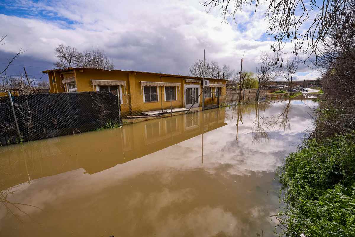 El municipio toledano de Escalona está pendiente este lunes de la evolución del caudal del río Alberche, tras la crecida del cauce que provocó el desalojo de 50 viviendas en la tarde de este domingo. EFE/Manu Reino