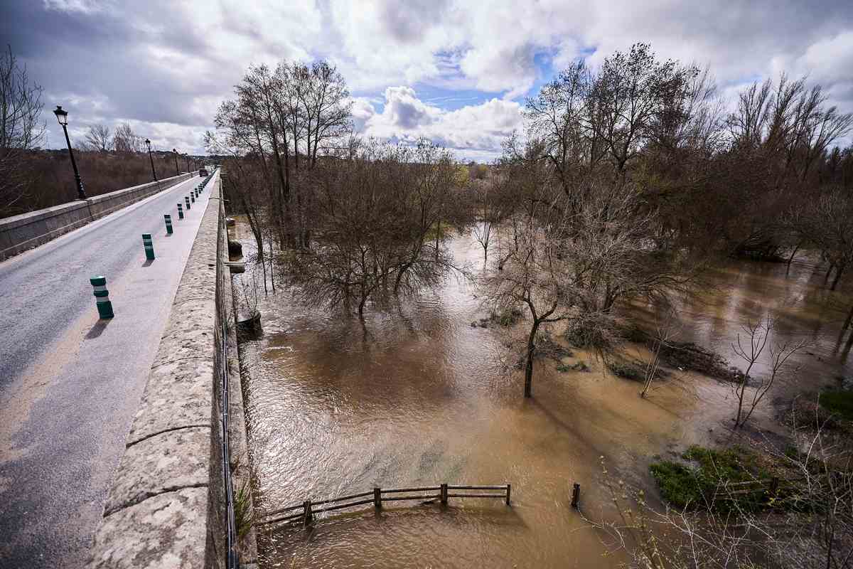 El municipio toledano de Escalona está pendiente este lunes de la evolución del caudal del río Alberche, tras la crecida del cauce que provocó el desalojo de 50 viviendas en la tarde de este domingo. EFE/Manu Reino