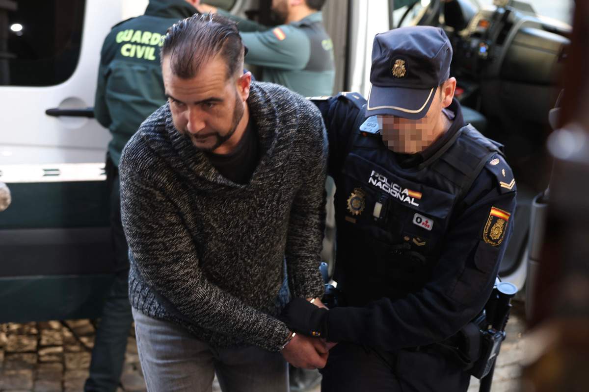 El hombre acusado por el asesinato de otro a machetazos en Toledo llega a la Audiencia Provincial de Toledo. EFE/ Ismael Herrero