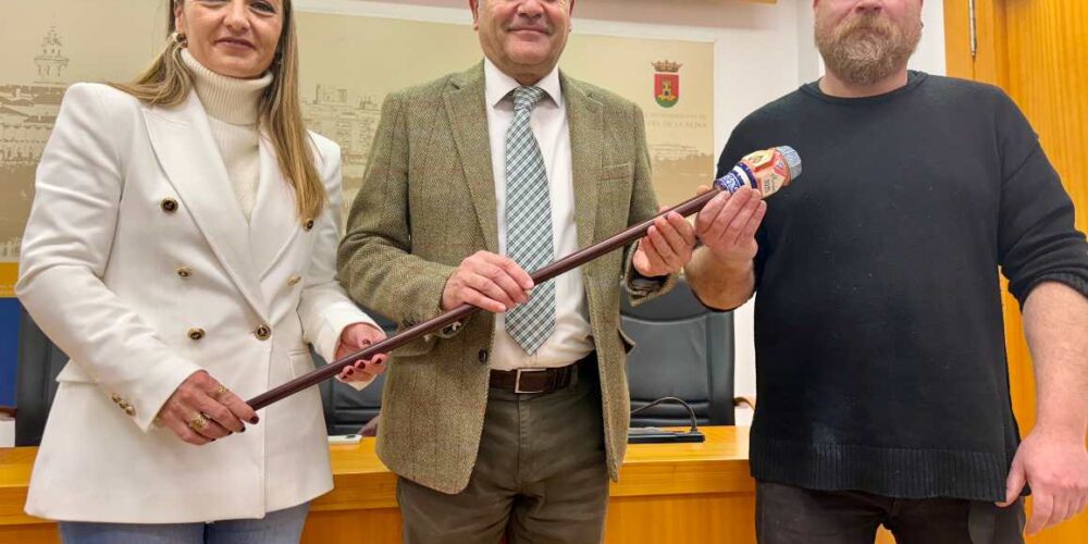 María Pilar Guerrero, Gregorio y Gustavo del Pino, con el bastón de Mondas.