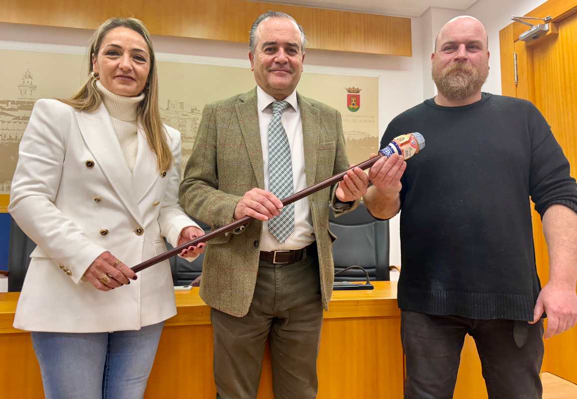 María Pilar Guerrero, Gregorio y Gustavo del Pino, con el bastón de Mondas.