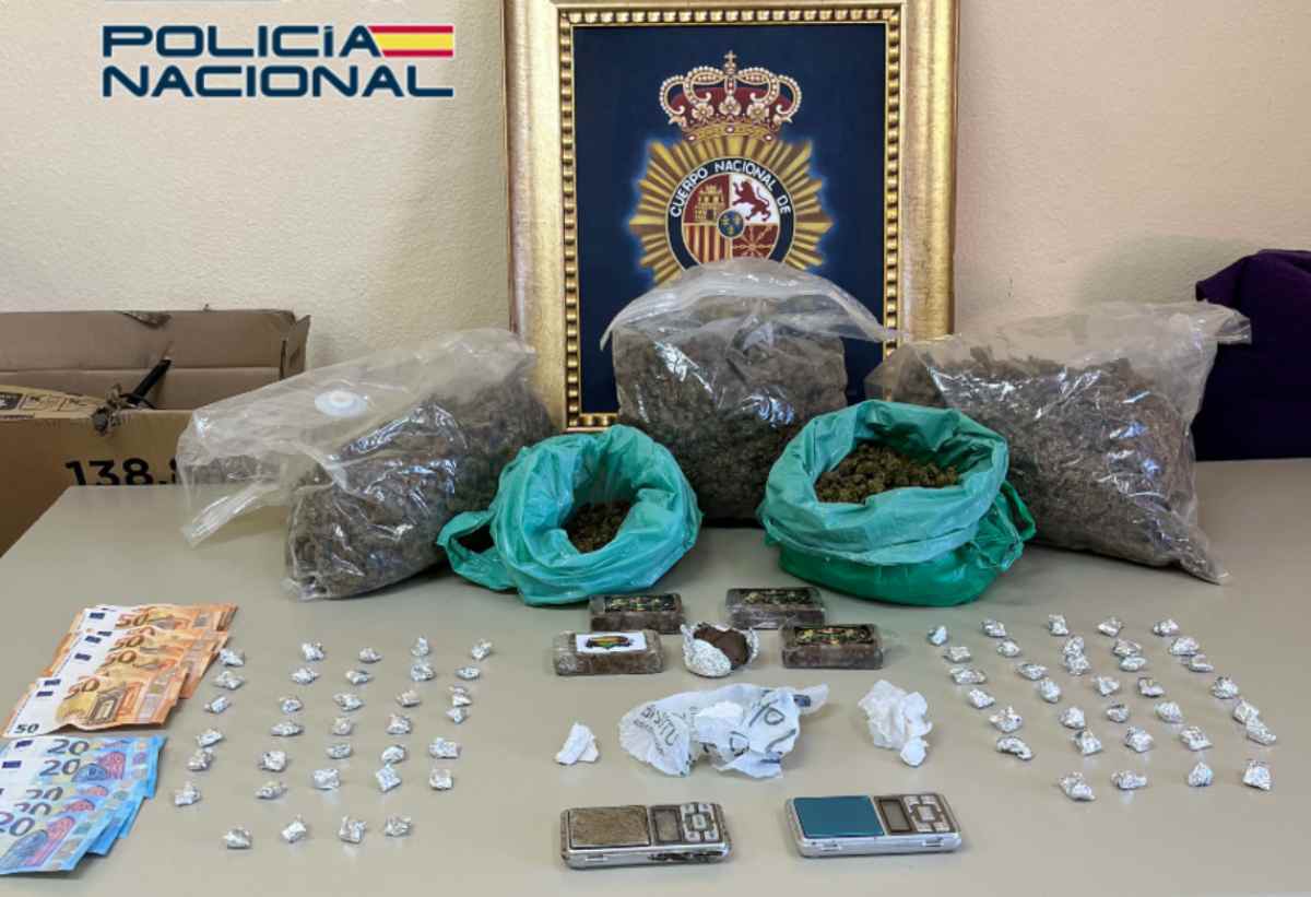 Imagen de la droga y el dinero incautado en el "narcopiso" de Palomarejos.