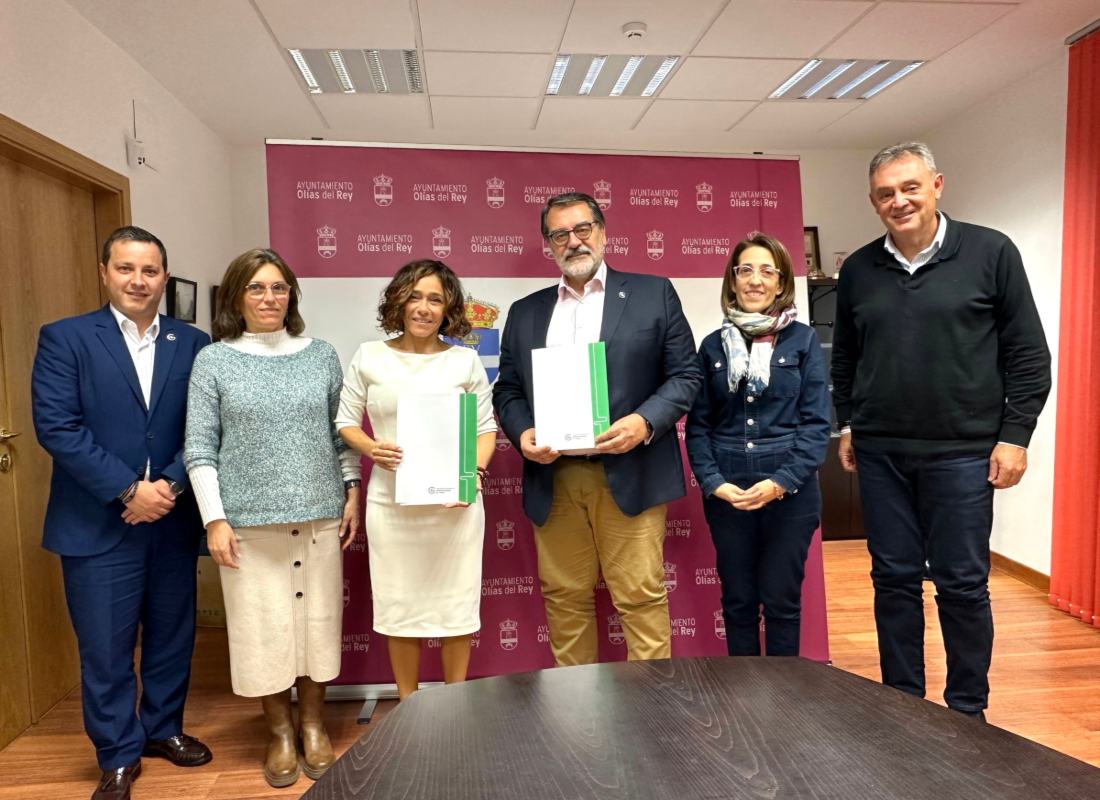 Firma de acuerdo entre Olías del Rey y AECC.