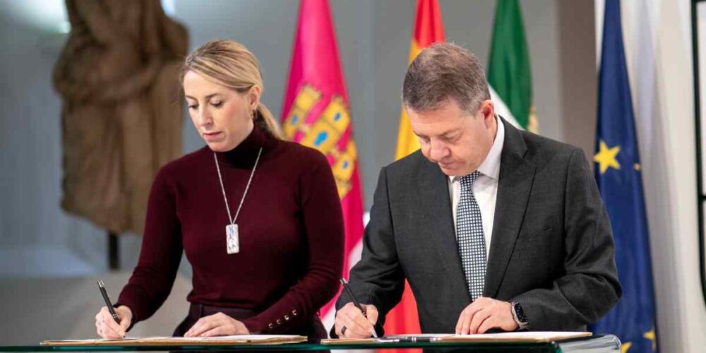 El presidente de Castilla-La Mancha, Emiliano García-Page, y la presidenta de Extremadura, María Guardiola