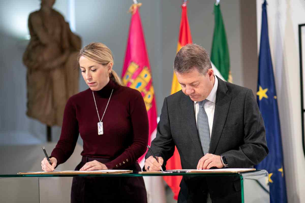 El presidente de Castilla-La Mancha, Emiliano García-Page, y la presidenta de Extremadura, María Guardiola