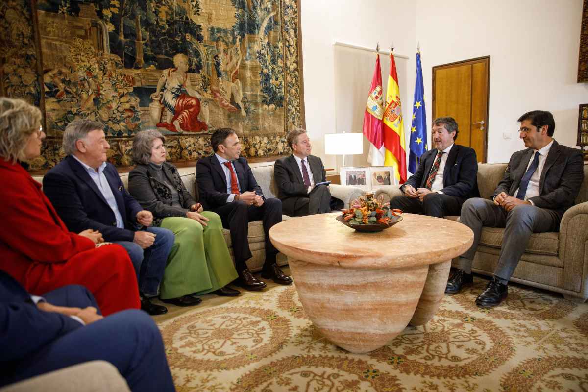 Reunión entre representantes de regantes con el presidente de Castilla-La Mancha, Emiliano García-Page.