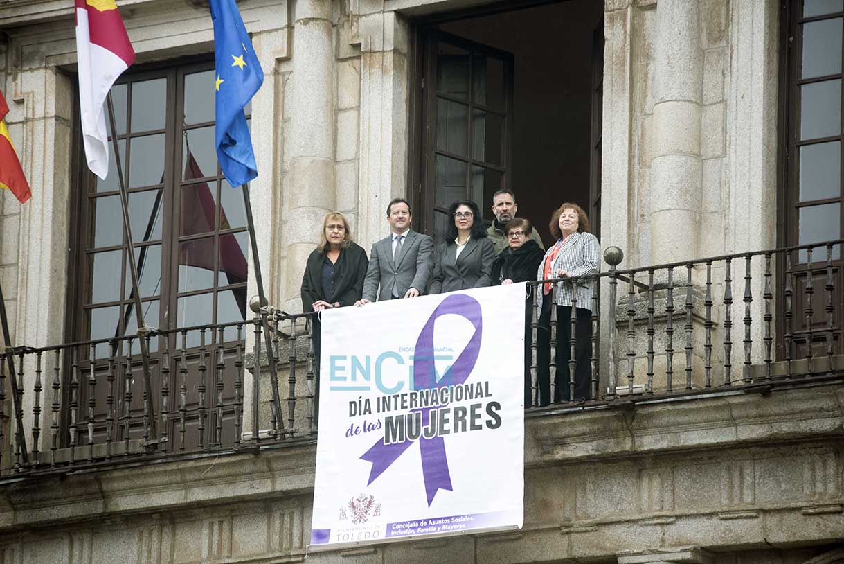 Pancarta por el 8M en el Ayuntamiento de Toledo