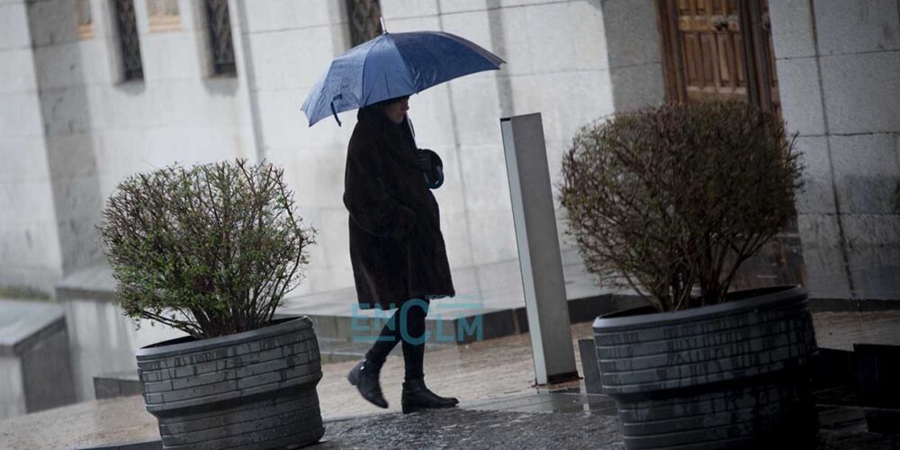 Personas con paraguas en un día de lluvia en Toledo, tiempo, precipitaciones