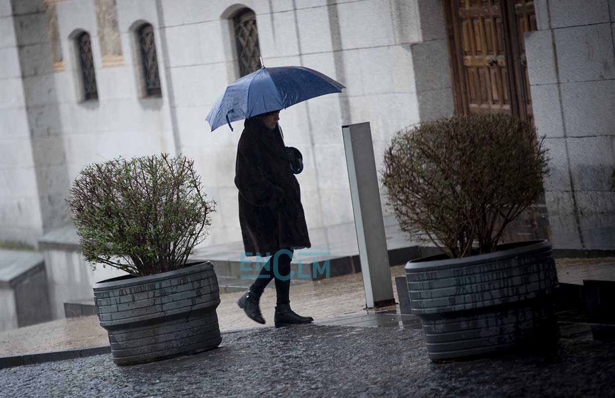 Personas con paraguas en un día de lluvia en Toledo, tiempo, precipitaciones