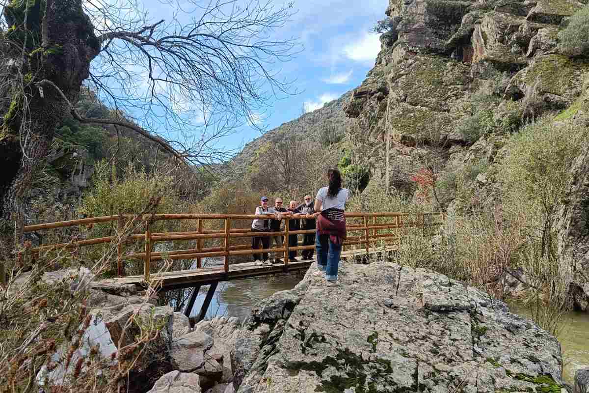 Un grupo de turistas visitan la ruta de El Boquerón del Estena en el Parque Nacional de Cabañeros este domingo. EFE/Beldad