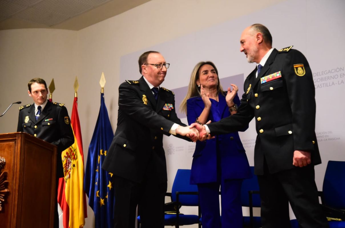 Manuel Domínguez, recibiendo la felicitación de Javier Pérez. Foto: Rebeca Arango.